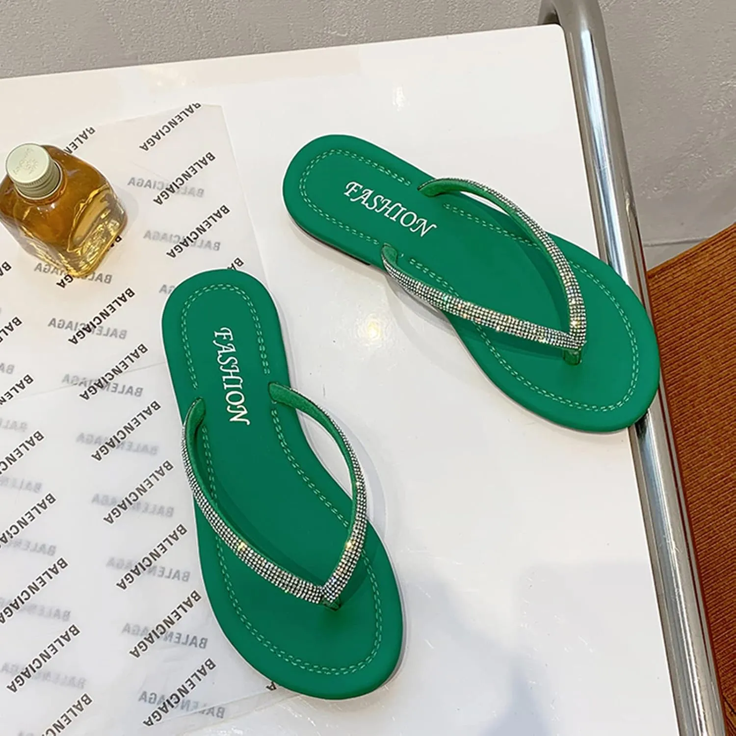 2025 Flip Flops Thong Sandals Women's Rhinestone Slippers Stylish Beach Resort Flat Sandal Slides Fashion Footwear