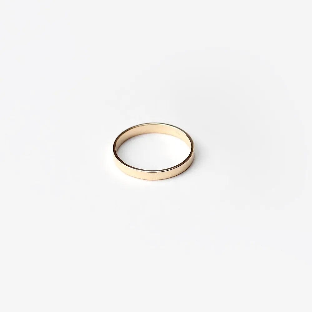 ESSENTIAL GOLD FLAT BAND RING