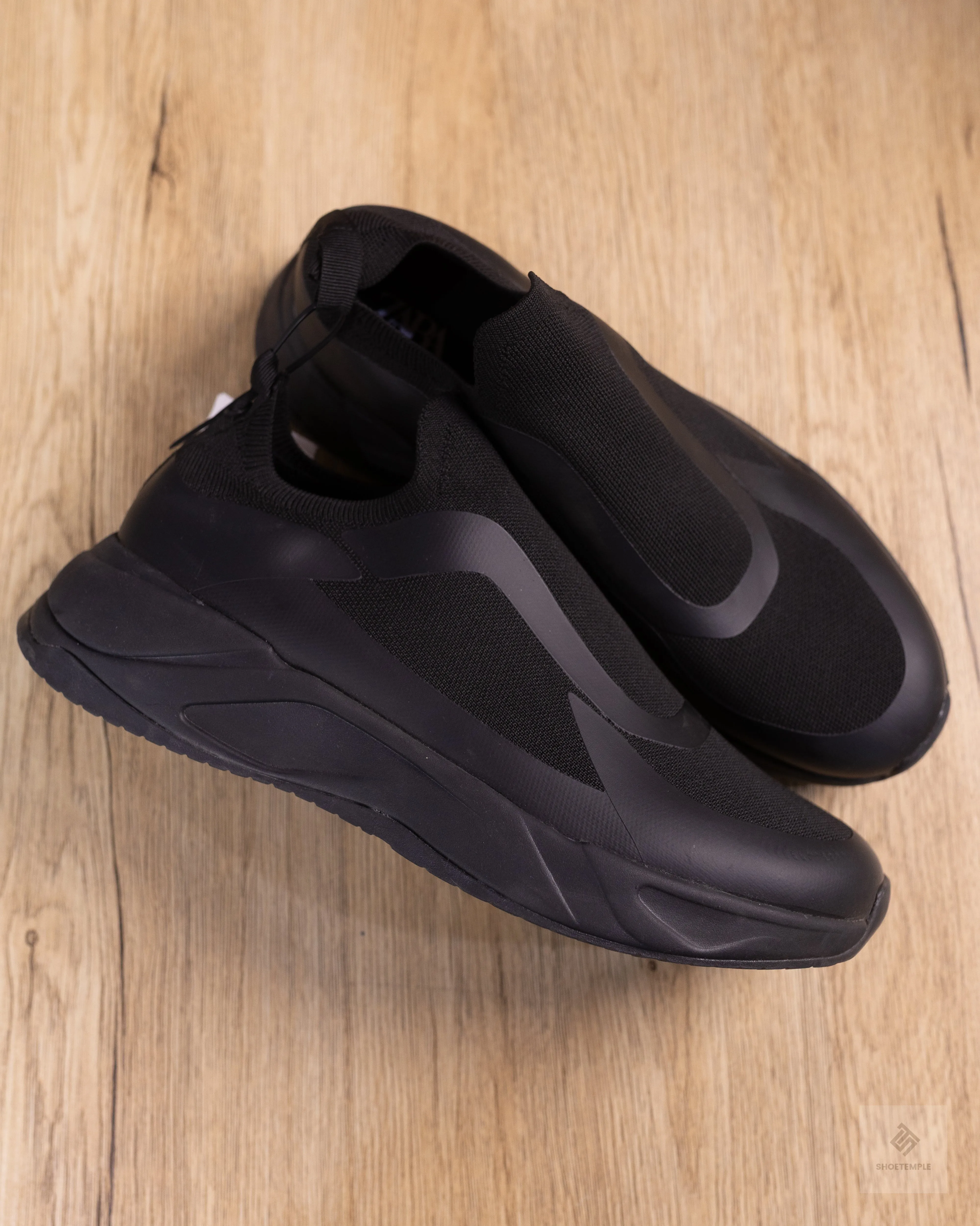 Zara All Black Sneaker