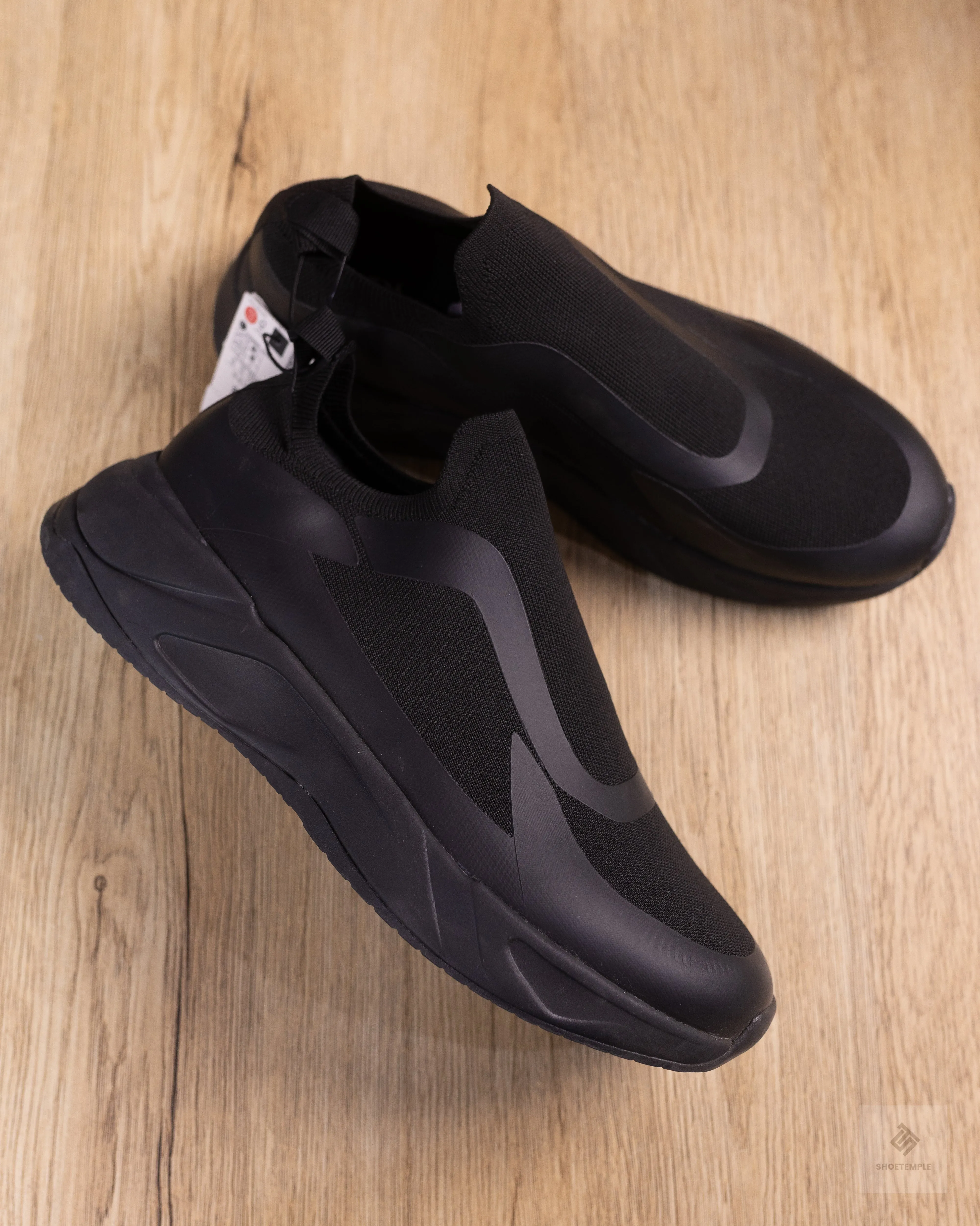 Zara All Black Sneaker