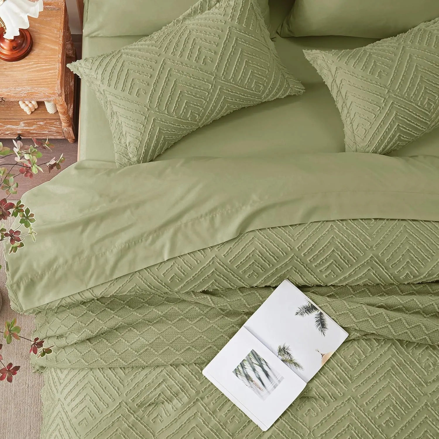 Zzlpp Queen Comforter Set 7 pieces, Army Green Tufted Bed in a Bag with Comforter and Sheets, All Season Boho Bedding Sets with 1 Comforter, 2 Pillow Shams, 2 Pillowcases, 1 Flat Sheet, 1 Fitted Sheet